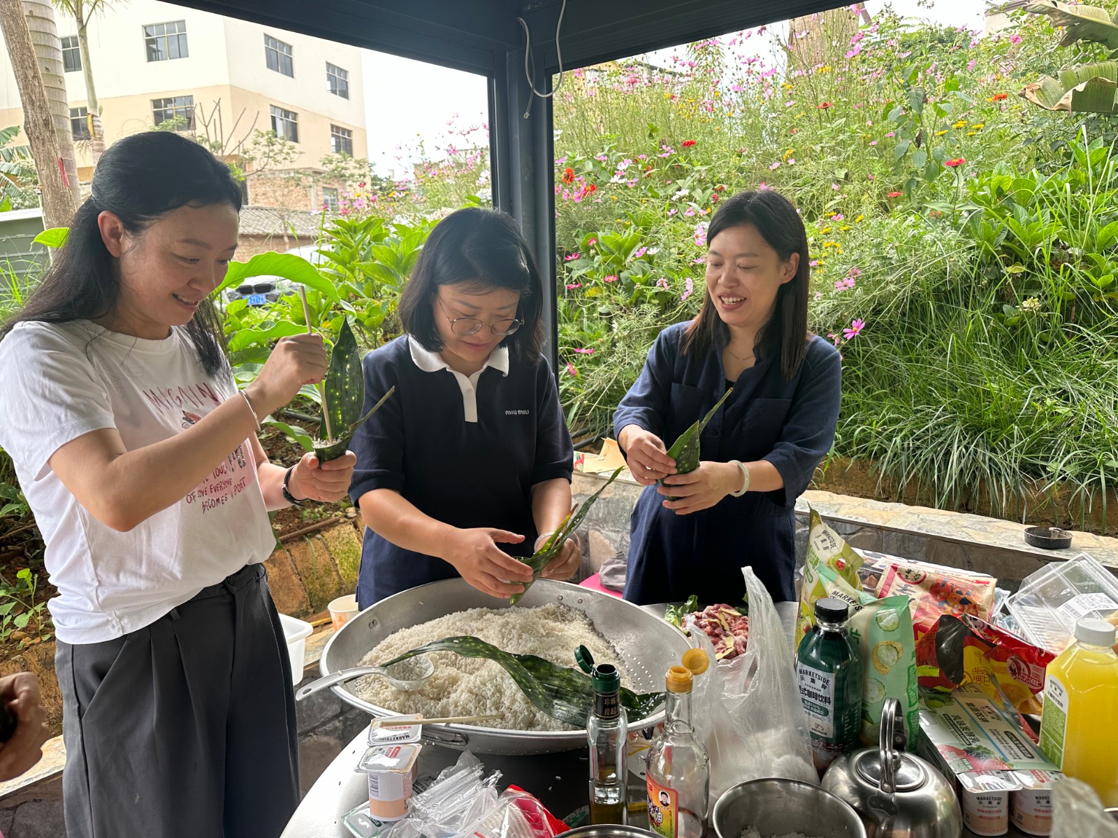 粽香传情，童趣端午 ——文山州融资担保公司开展2026年六一端午亲子游园活动